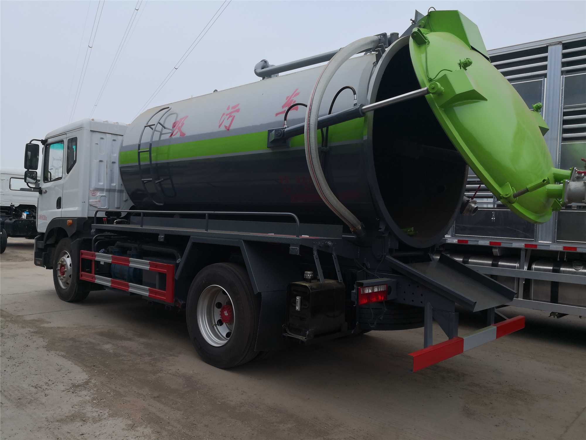 Dongfeng 4x2 Sewage Suction Truck High Pressure Vacuum Fecal Suction Truck 170 hp New
