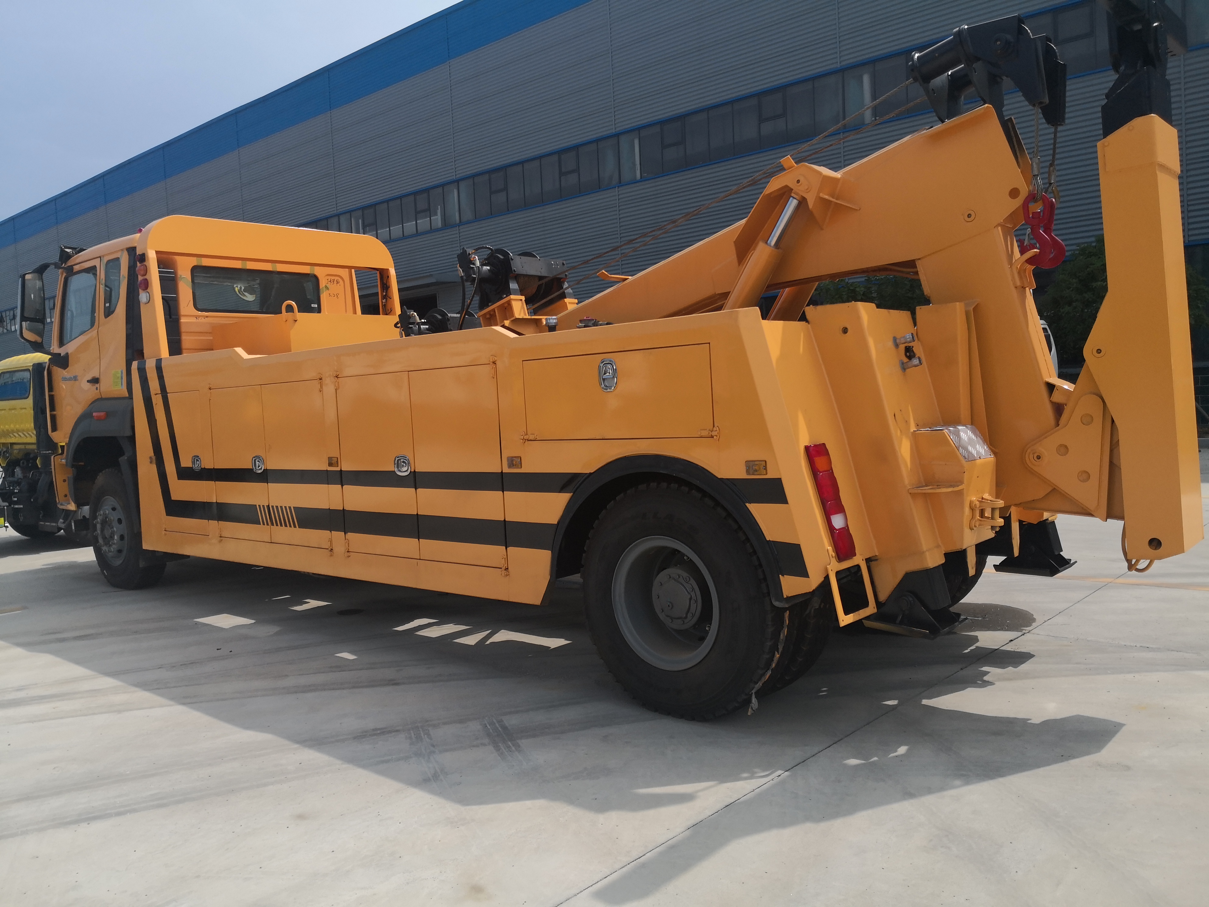 Heavy Duty Road Recovery Wrecker Tow Truck with Crane One-to-one Multipurpose Platform Carrier Sinotruck