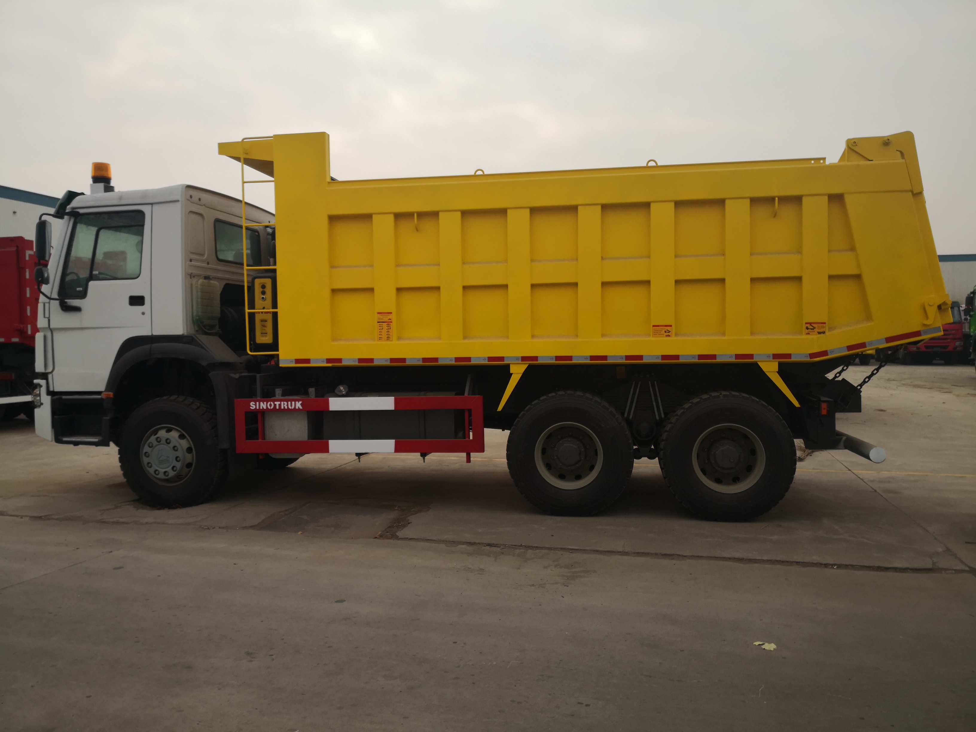 Sinotruck Howo 6*4 Heavy Duty Mining Dump Tipper Truck New Customized RHD LHD