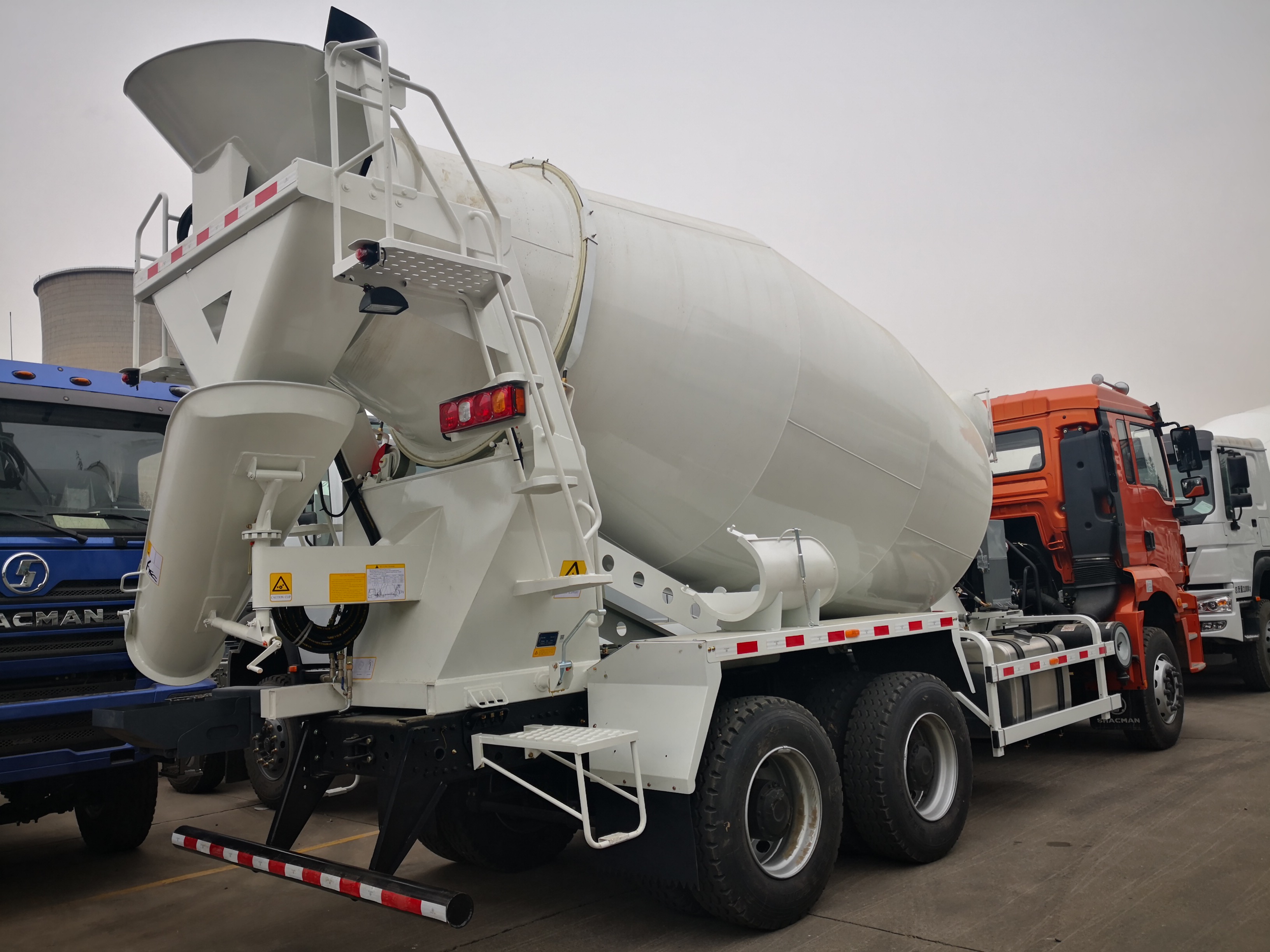 Customized New 12cbm Shacman 6*4 Concrete Mixer Truck Cement Mixing Truck