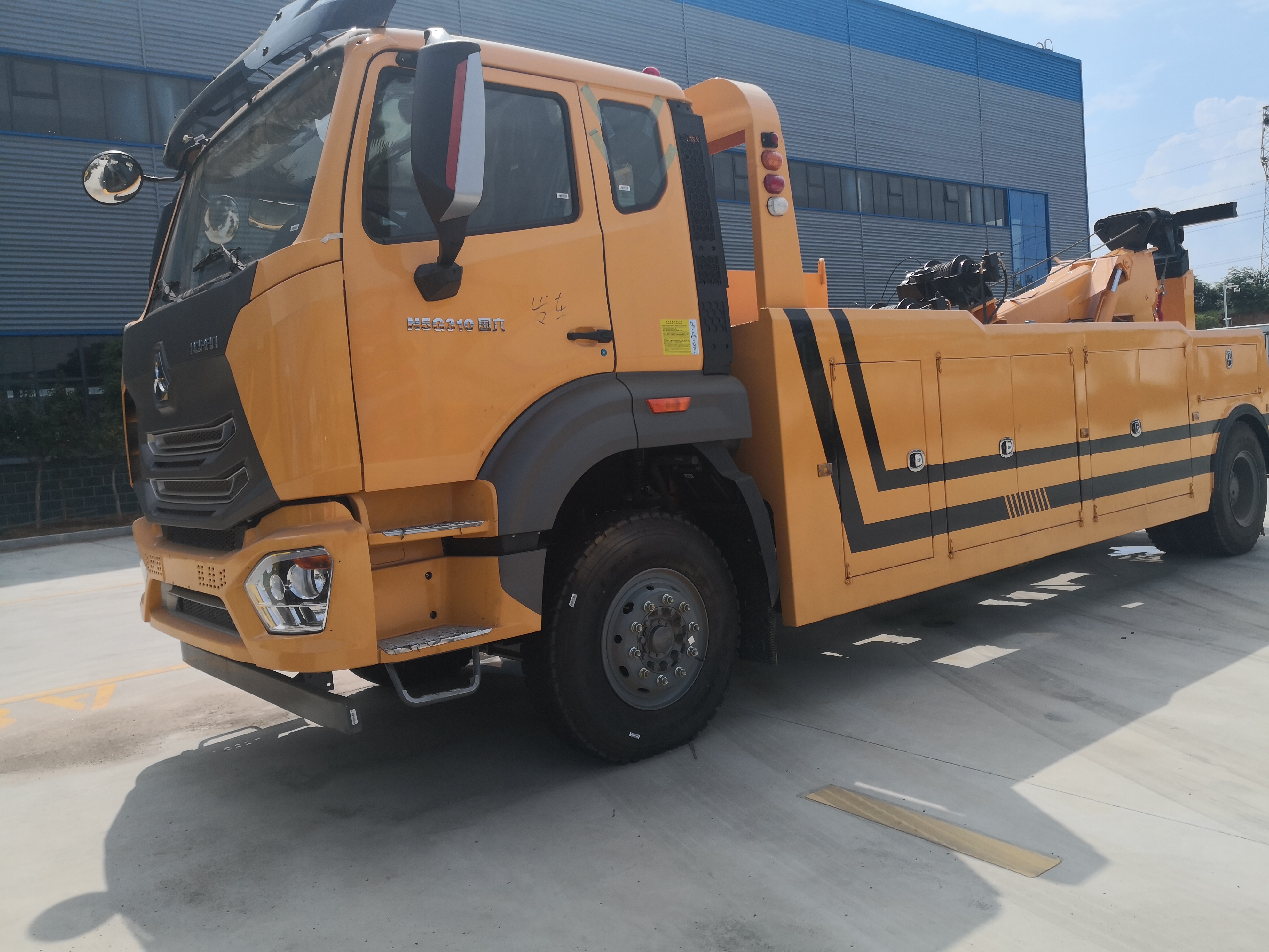 Heavy Duty Road Recovery Wrecker Tow Truck with Crane One-to-one Multipurpose Platform Carrier Sinotruck